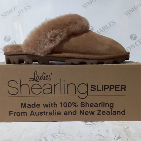 BOXED PAIR OF KIRKLAND LADIES SHEARLING SLIPPERS IN CHESTNUT UK SIZE 6