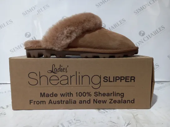 BOXED PAIR OF KIRKLAND LADIES SHEARLING SLIPPERS IN CHESTNUT UK SIZE 6