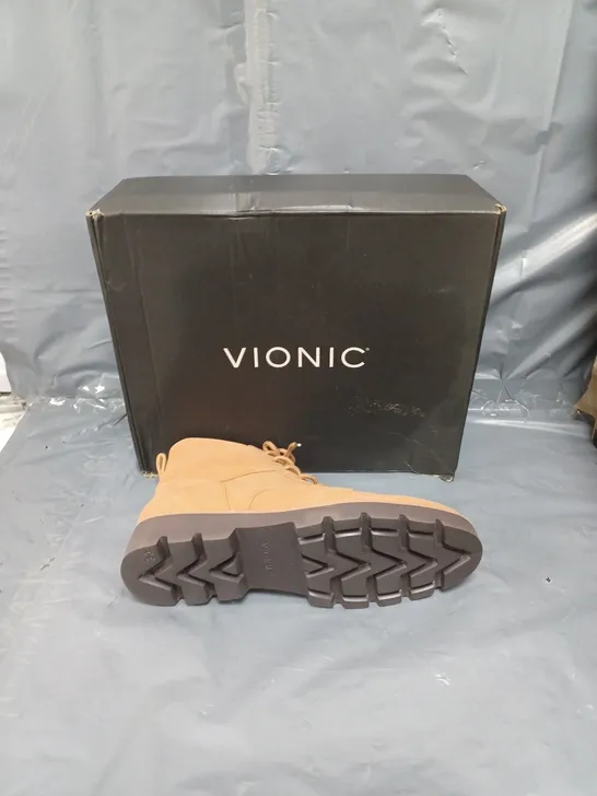 BOXED PAIR OF VIONIC LARSON TOFFEE LACE BOOTS SIZE 7 