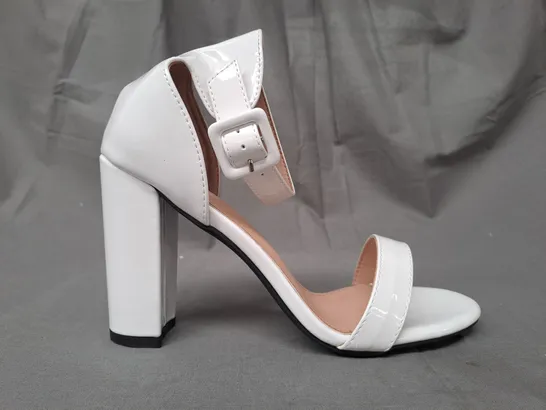 BOXED PAIR OF DESIGNER OPEN TOE HIGH BLOCK HEEL SHOES IN WHITE EU SIZE 40