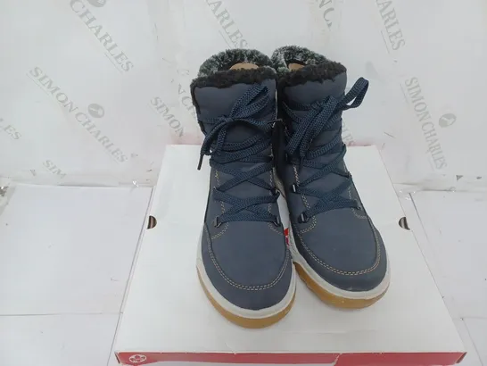 BOXED PAIR OF RIEKER WATER RESISTANT WARM LINED HIKING BOOTS IN NAVY - SIZE 7.5