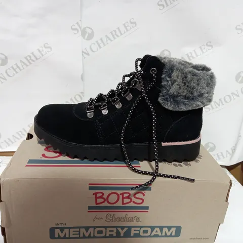 BOXED PAIR OF SKECHERS BLACK HIKER TRAINERS - SIZE 5