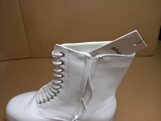 PAIR OF DESIGNER WHITE CHUNKY SIDE ZIPPED ANKLE BOOTS - SIZE 6.5