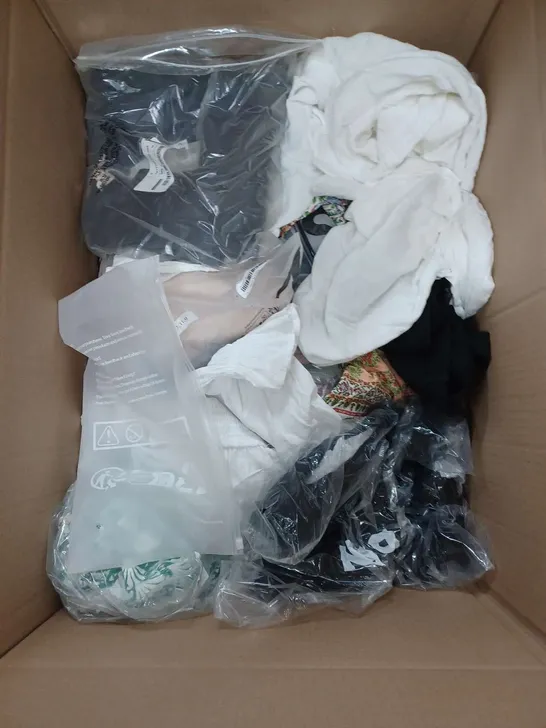 BOX OF APPROXIMATELY 22 ASSORTED CLOTHING ITEMS TO INCLUDE - GLOVES , SOCKS , T-SHIRT ETC