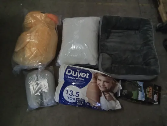 PALLET OF ASSORTED ITEMS INCLUDING PET BED, HOMOZE 100FT HOSE, LUXURY SOFTNESS DUVET, NECK PILLOW, DUCK PLUSH, PILLOW