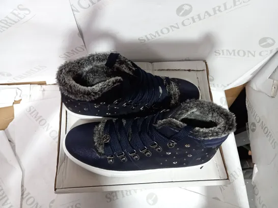 BOXED PAIR OF MODA NAVY/STAR DETAIL TRAINERS - SIZE 5