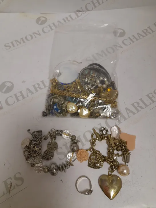 BOX OF ASSORTED LOOSE JEWELLERY ITEMS TO INCLUDE BRACELETS, RINGS, NECKLACES ETC