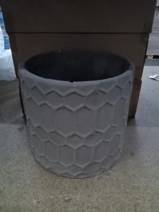 BOXED SET OF 6 GEOMETRIC CEMENT PLANTER IN GREY