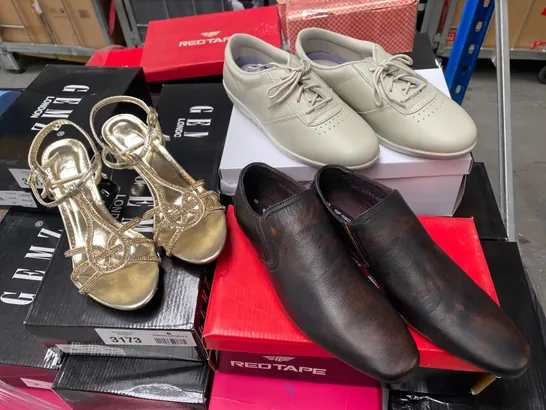 APPROXIMATELY 130 ASSORTED PAIRS OF FOOTWEAR TO INCLUDE:  BOXED PAIR OF LOGO SLIP-ON SHOES IN BLACK EU SIZE 36, BOXED PAIR OF GEMZ LONDON OPEN TOE LOW HEEL SANDALS IN METALLIC GOLD ETC