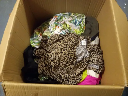 LOT OF APPROX 30 ASSORTED WOMENS CLOTHES TO INCLUDE COATS, BLOUSES, LEGGINGS ETC