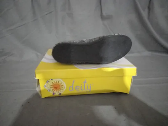 APPROXIMATELY 10 BOXED PAIR OF DEITY JUNIOR KIDS SHOES IN VARIOUS SIZES