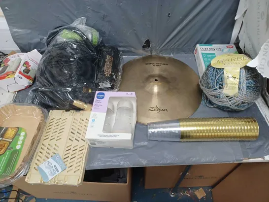 BOX OF APPROXIMATELY 15 ASSORTED ITEMS TO INCLUDE - GARDEN HOSE, ZILDAN BOTTOM NEW BEAT HI HAT 38CM, AND COZY LIGHT COVERS ETC. 