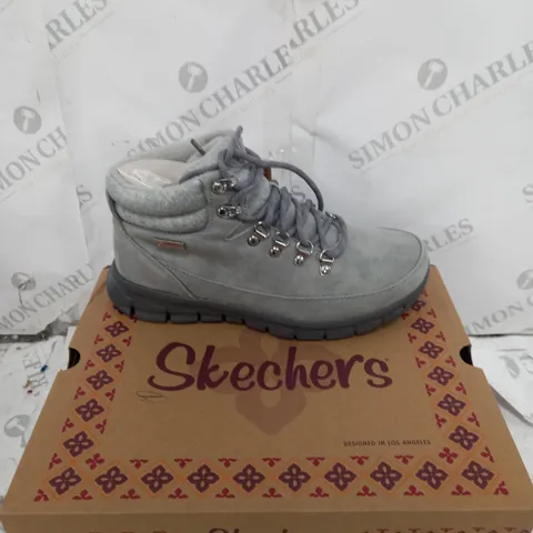 BOXED SKECHERS SYNERGY WARM TECH BOOTS, GREY - SIZE 5 