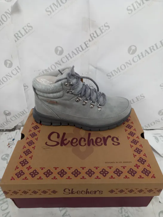 BOXED SKECHERS SYNERGY WARM TECH BOOTS, GREY - SIZE 5 