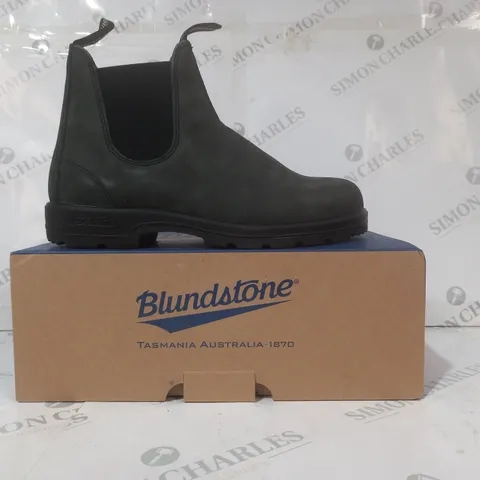 BOXED PAIR OF BLUNDSTONE ELASTIC SIDED BOOTS IN RUSTIC BLACK UK SIZE 9