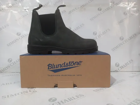 BOXED PAIR OF BLUNDSTONE ELASTIC SIDED BOOTS IN RUSTIC BLACK UK SIZE 9