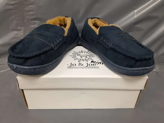 BOXED PAIR OF JO & JOE MINI KIDS SLIPPERS IN NAVY SIZE 12