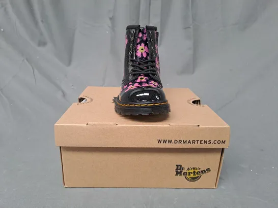 BOXED PAIR OF DR MARTENS 1460 T KIDS BOOTS IN BLACK W. PINK FLORAL PATTERN UK SIZE 9