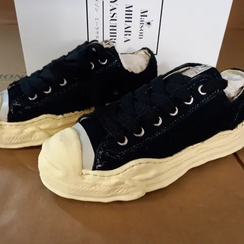 PAIR OF MAISON MIHARA YASUHIRO HANK LOW ORIGINAL SOLE TRAINERS - UK 7