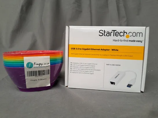 APPROXIMATELY 10 ASSORTED HOUSEHOLD ITEMS TO INCLUDE FINGEY SET OF 8 MULTICOLOURED BOWLS, STARTECH USB 3.0 TO GIGABIT ETHERNET ADAPTER IN WHITE, ETC