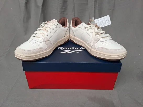 BOXED PAIR OF REEBOK PHASE COURT SHOES IN CREAM UK SIZE 7.5