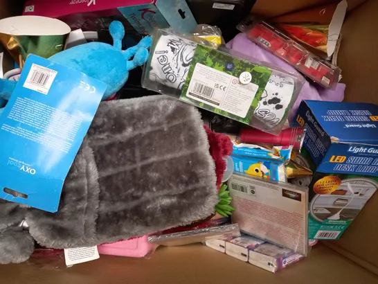 BOX OF APPROXIMATELY 20 ASSORTED HOUSEHOLD ITEMS TO INCLUDE GIFTLINGS SURPRISE PLUSH PET, JINGLE BELL ROCK MUG, SOFT GREY TEDDY, ETC