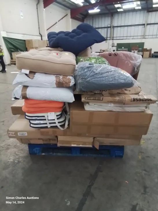 A PALLET OF VARIOUS FURNITURE PARTS AND CUSHIONS 