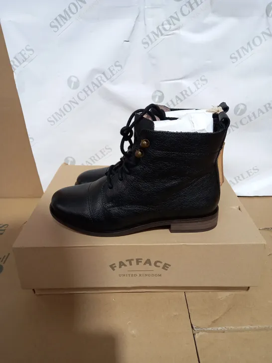 BOXED PAIR OF FATFACE CATRIN ANKLE BOOT SIZE 36