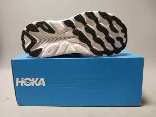 BOXED PAIR OF HOKA CLIFTON 8 SHOES IN BLACK/WHITE UK SIZE 6