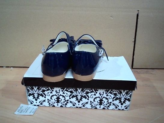 BOXED PAIR OF SEVVA EXCLUSIVE CHILDRENS SHOE NAVY SIZE 11