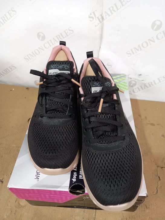 BOXED PAIR OF SKECHERS GLIDE-STEP TRAINERS IN BLACK & PINK, UK SIZE 4.5