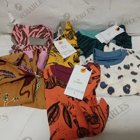 LOT OF APPROXIMATELY 31 PAIRS OF BRAND NEW JAMMIE DOODLES PYJAMAS IN SIZE 0-6 MONTHS IN VARYING DESIGNS