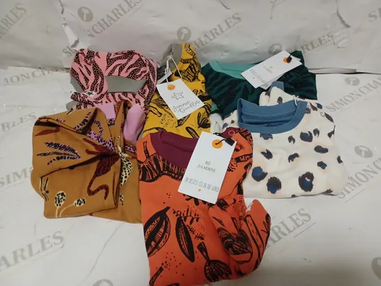 LOT OF APPROXIMATELY 31 PAIRS OF BRAND NEW JAMMIE DOODLES PYJAMAS IN SIZE 0-6 MONTHS IN VARYING DESIGNS