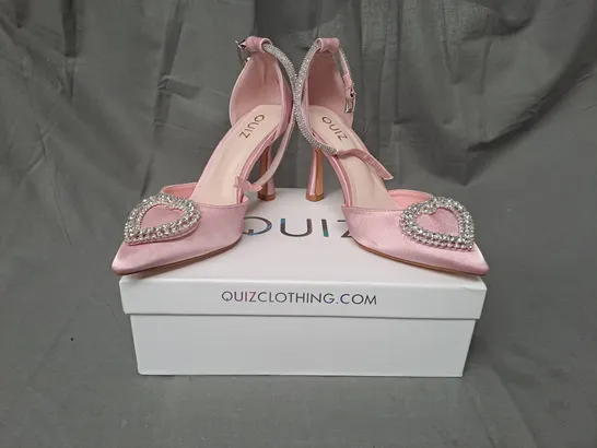 BOXED PAIR OF QUIZ POINTED TOE HEELED SHOES IN PINK W. JEWEL HEART DETAIL SIZE 4