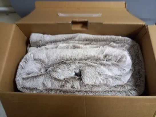 BOXED BEURER WELLBEING HD 150 XXL HEATED BLANKET IN TAUPE