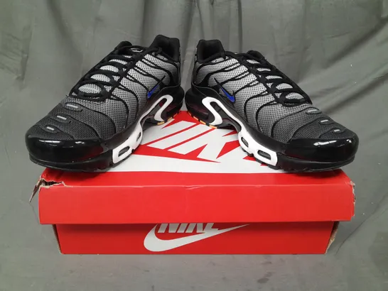 BOXED PAIR OF NIKE AIR MAX PLUS SHOE SIN BLACK GREY GRADIENT/BLUE UK SIZE 9.5