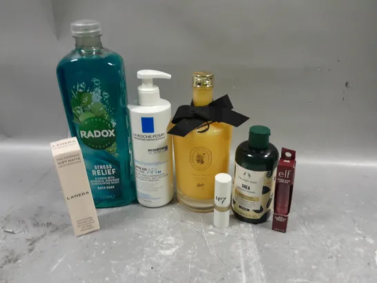 APPROXIMATELY 20 ASSORTED COSMETICS PRODUCTS TO INCLUDE - RADOX BATH SOAK - NO7 LIPSTICK AND LANERA FOUNDATION