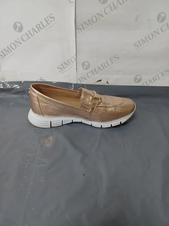 MODA IN PELLE LADIES GOLD SHOES SIZE 5/38