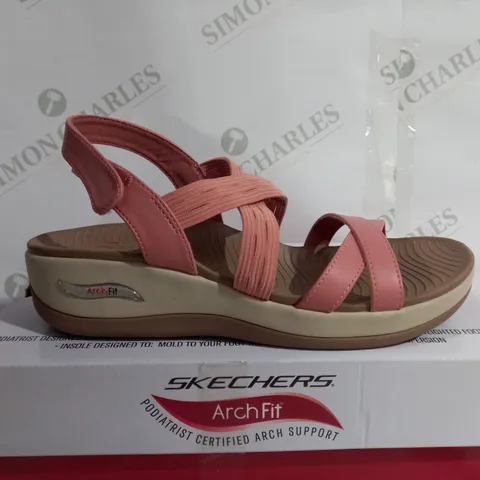 BOXED PAIR OF SKECHERS ARCHFIT HEELED OPEN TOE SANDALS - SIZE 6
