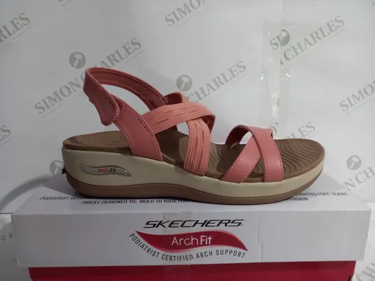 BOXED PAIR OF SKECHERS ARCHFIT HEELED OPEN TOE SANDALS - SIZE 6