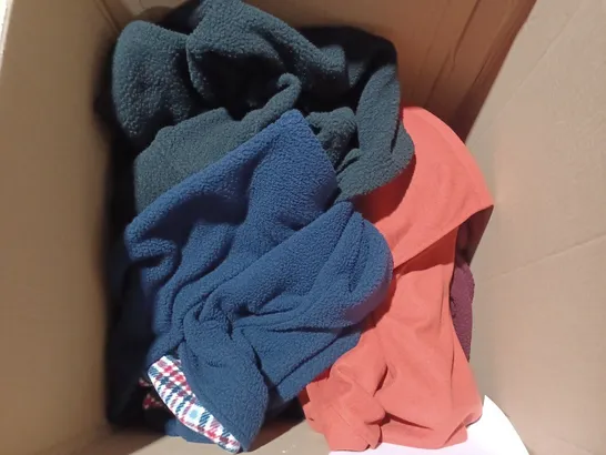 BOX OF APPROX 30 ASSORTED CLOTHING ITEMS TO INCLUDE D&CO - HELENE BERMAN - ETC