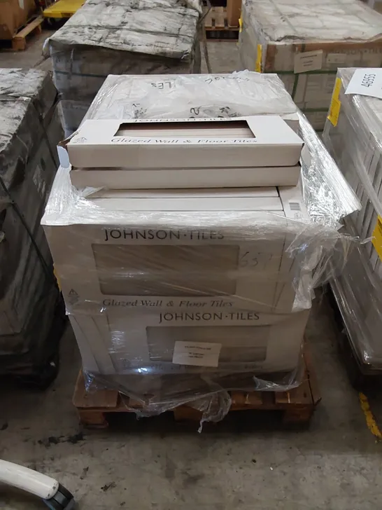 PALLET TO CONTAIN APPROX 40 X PACKS OF JOHNSON TILES YORK STONE GLAZED FLOOR & WALL TILES - 5 TILES PER PACK // TILE SIZE: 597 X 297 X 11mm