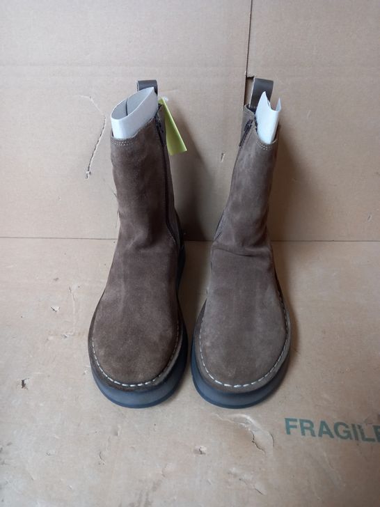 BOXED PAIR OF FLY LONDON BOOTS (BROWN), SIZE 5 UK