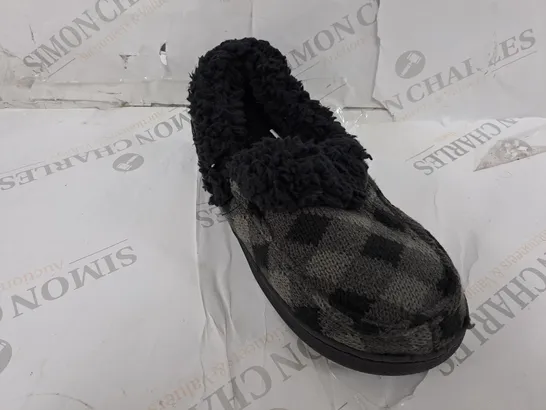 PAIR OF MUK LUKS ANAIS SLIPPERS IN BLACK/GREY CHECK - SIZE 9