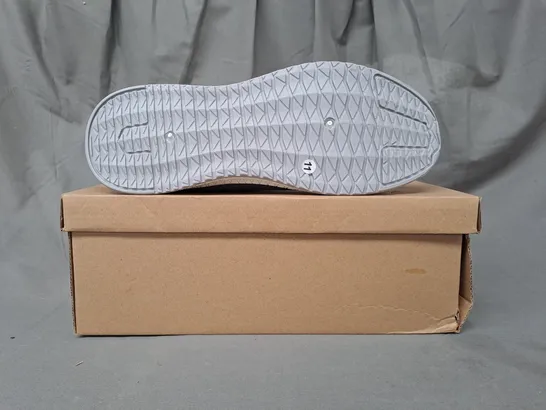 BOXED PAIR OF BXT YOGO FOAM CASUALS KNIT SHOES IN GREY SIZE 11