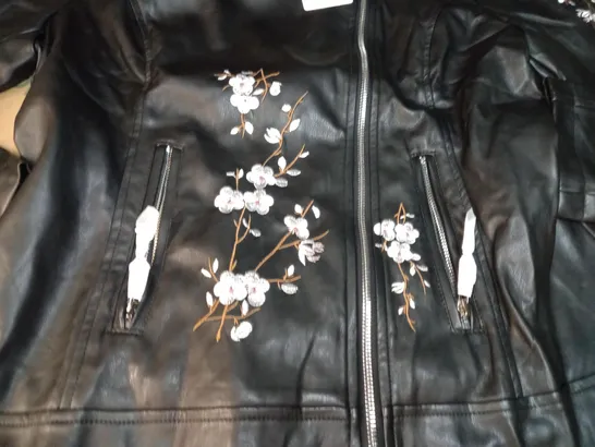 DESIGNER BLACK/FLORAL DETAILED FAUX LEATHER JACKET