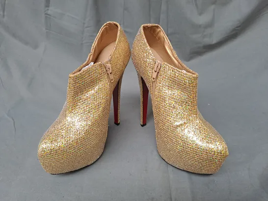 BOX OF APPROXIMATELY 10 PAIRS OF ASPIRER HIGH HEEL PLATFORM CLOGS IN GOLD W. GLITTER EFFECT IN VARIOUS SIZES