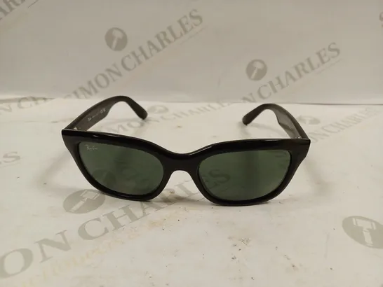 BOXED RAY-BAN RB4159 BLACK SUNGLASSES WITH DARK GREEN LENSES & CASE