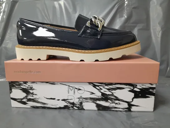 BOXED PAIR OF MODA IN PELLE CHUNKY LOAFERS IN NAVY W. SILVER EFFECT CHAIN SIZE 6