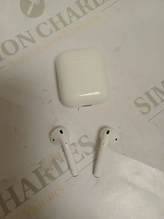 APPLE AIRPODS WITH CHARGING CASE 